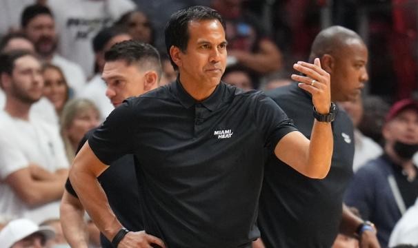 爱游戏APP-斯波拒绝伤病借口：两队都非100%健康 这是季后赛