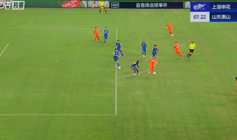 雷速评审团：刘洋传中打到马纳法手臂裁判未判点，判罚正确吗