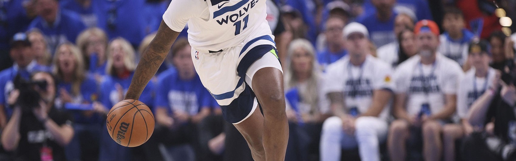 AIYOUXI-初露獠牙！里德正面突破双手暴扣 随后麦克丹尼尔斯反击空接再扣