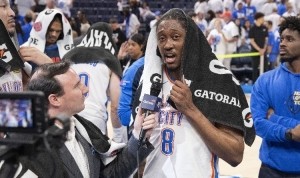 爱游戏体育-赛后采访学狗叫？杰伦威：我年轻有钱还西部第一 要我演难过吗