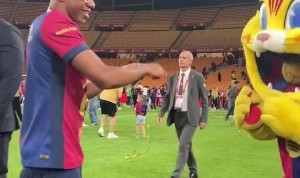 AIYOUXI-嗨起来！亚马尔戴着墨镜，与巴萨吉祥物一起舞动