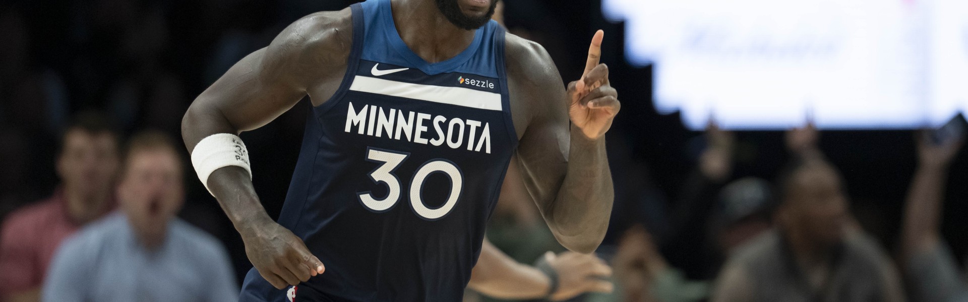 爱游戏体育-表现不俗！兰德尔半场11投5中&amp;罚球2中2得13分4板1断 正负值+14